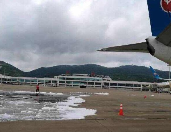 烏龍！長安航空首航飛機珠海機場“過水門” 消防車誤噴泡沫致飛機停飛