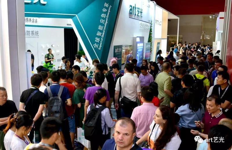 如此火爆的現(xiàn)場你見過嗎？藝光cosplay?；▌?chuàng)意秀燃爆照明展